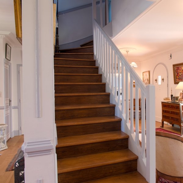 Escalier d'accès à l'étage - Logis du Cormier